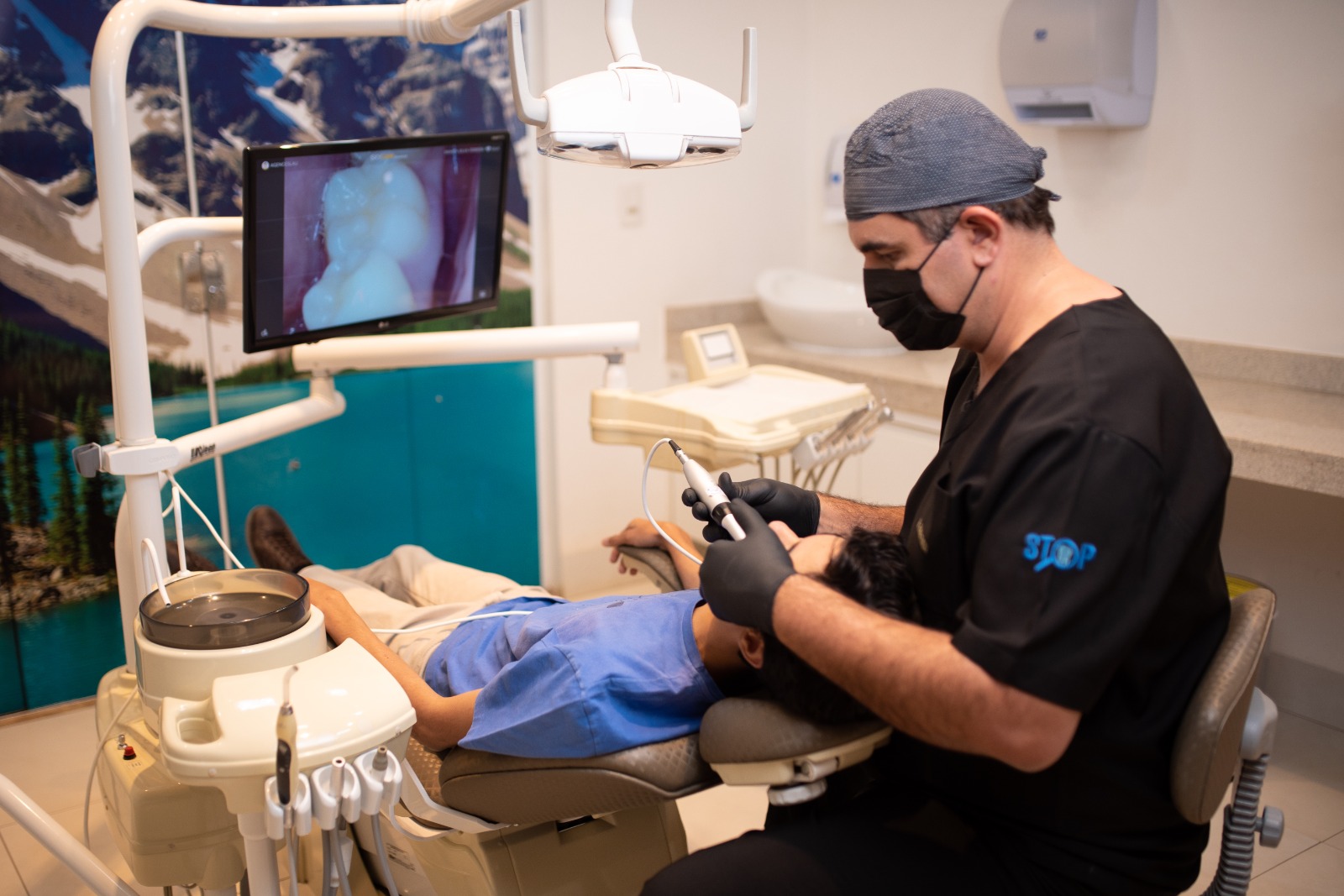 Dr. Ranieri Ferreira realizando atendimento preventivo com câmera intraoral na Davina Odontologia