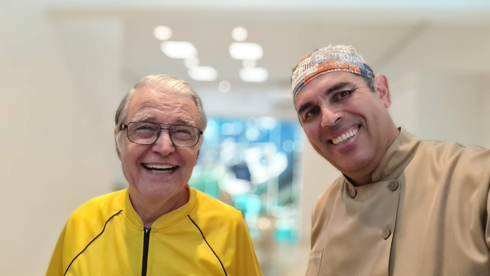 Dr. Ranieri Ferreira ao lado do paciente após a reabilitação oral