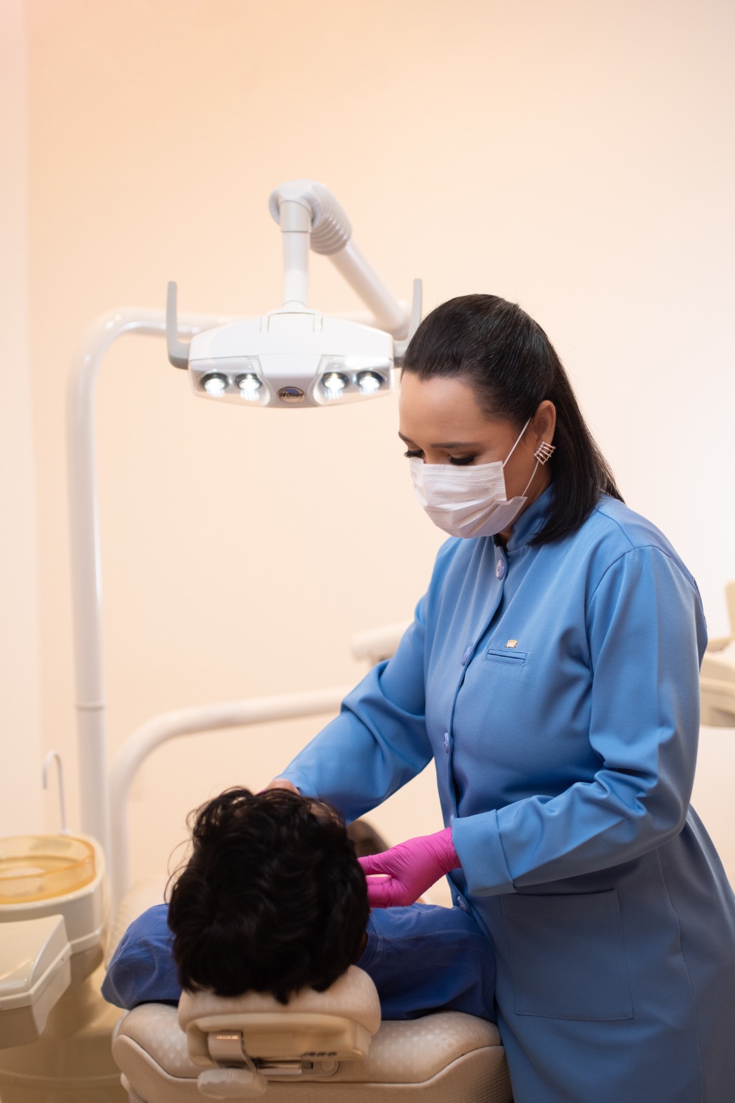 Dra. Vanessa avaliando paciente com DTM e dor orofacial na Davina Odontologia Uberlândia