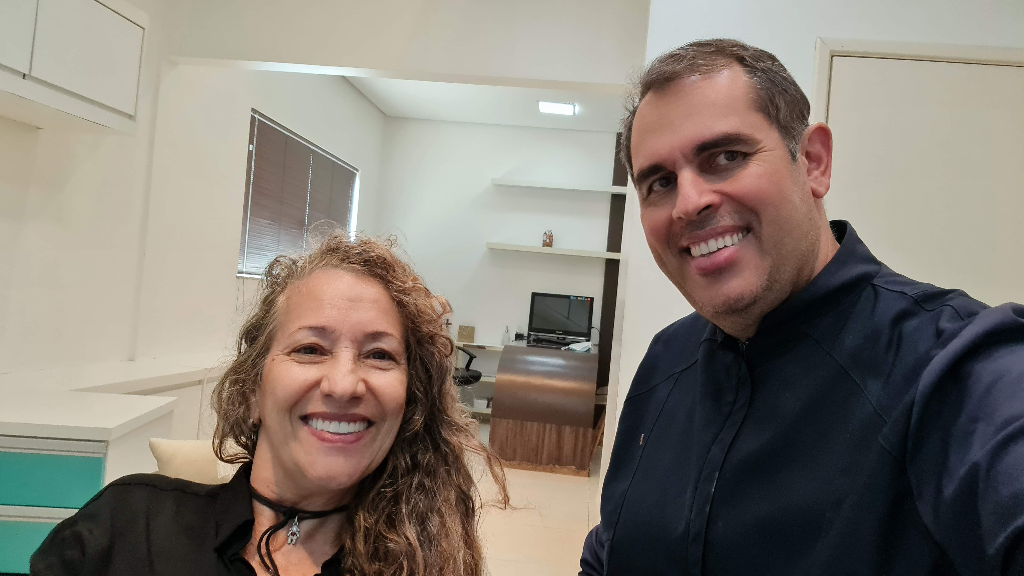 Dr. Ranieri ao lado da paciente após o tratamento estético na Davina Odontologia